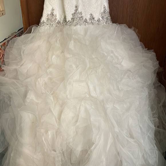 Wedding gown - Picture 2 of 15